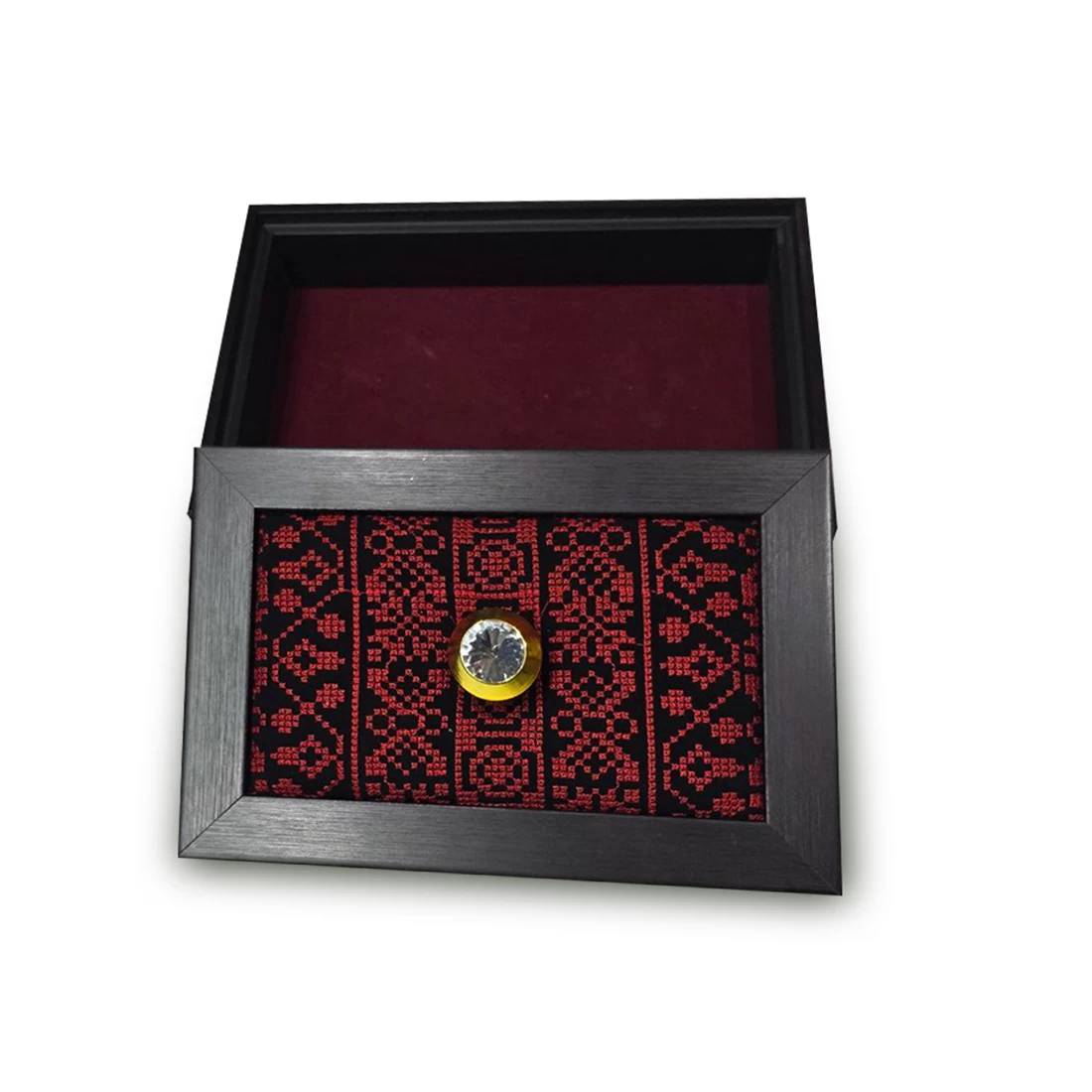 صندوق خشبي مطرز باللون الأحمر