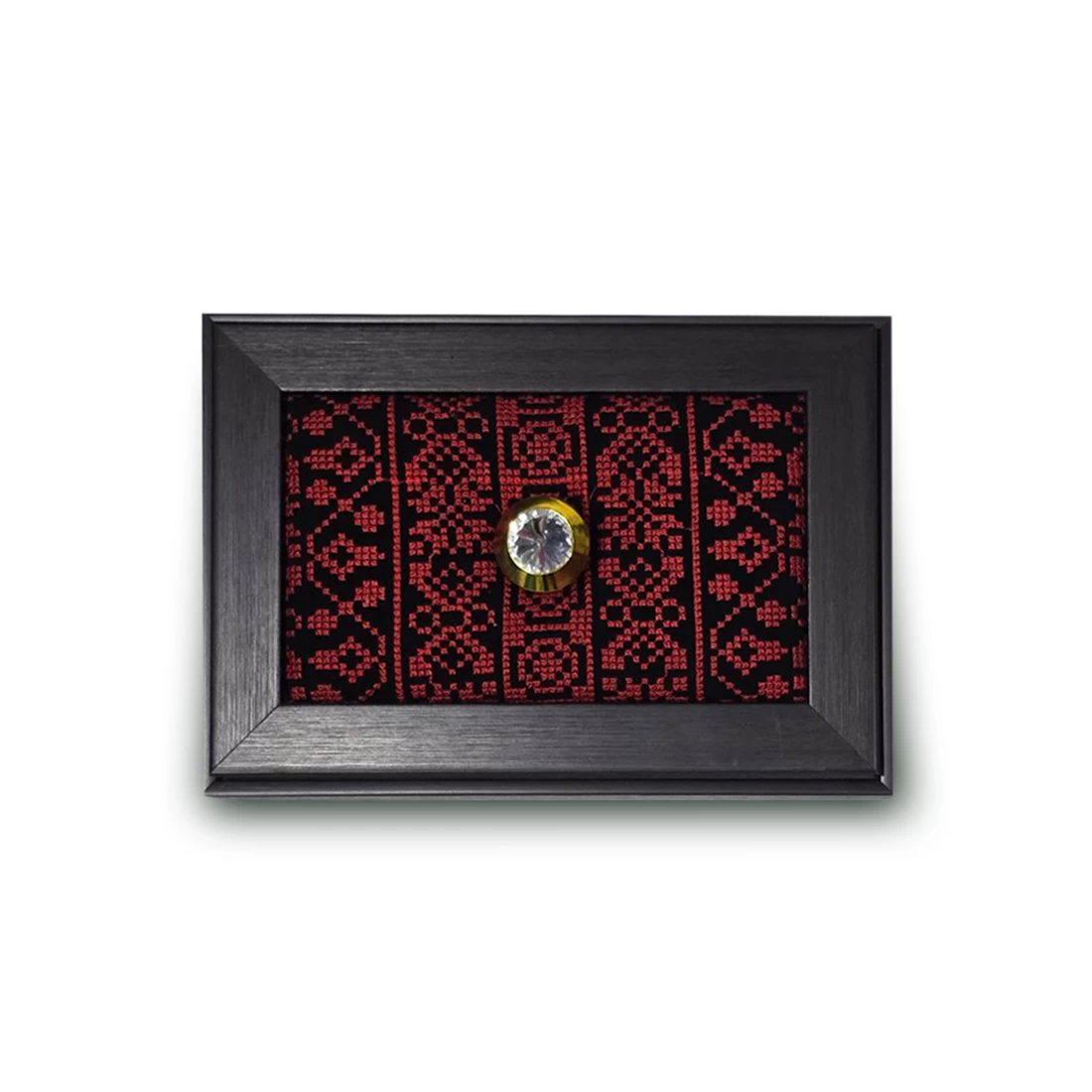 صندوق خشبي مطرز باللون الأحمر